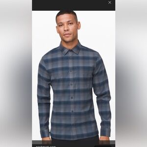 Lululemon men’s mason peak flannel in navy grey stripe . Size XL